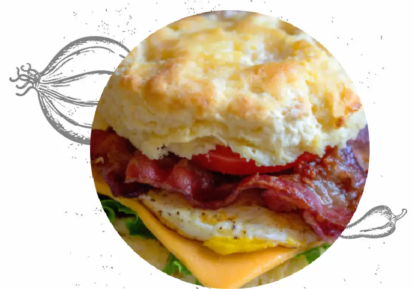 Sándwich de desayuno en galleta con bacon, huevo y queso