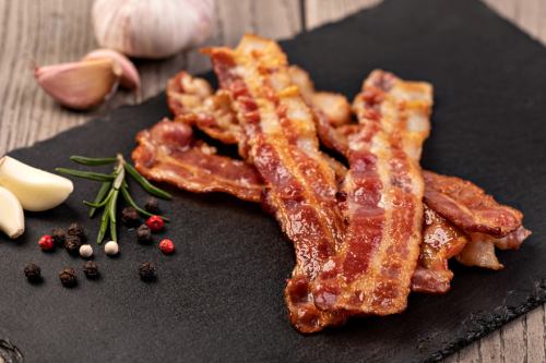Sartén chisporroteante llena de bacon